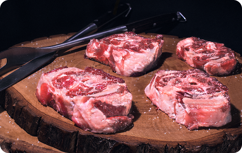 Ganadero alimentando ternero